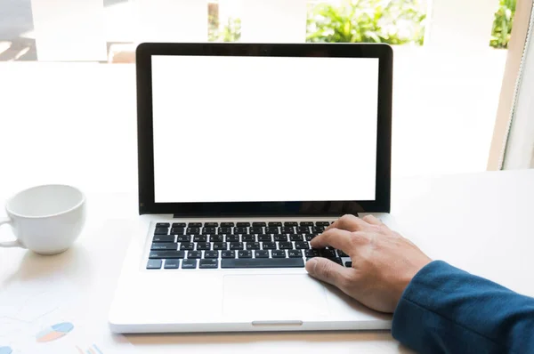 Bussiness Man Utilizando Trabajando Ordenador Portátil Con Pantalla Blanco Sala — Foto de Stock