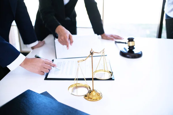 Адвокат Женщина Представляет Клиенту Подписанный Договор Молотком Юридическим Правом Правосудие — стоковое фото