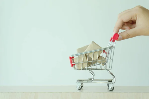 Mujer Mano Dedo Índice Empujando Pequeño Carrito Compras Con Internet —  Fotos de Stock