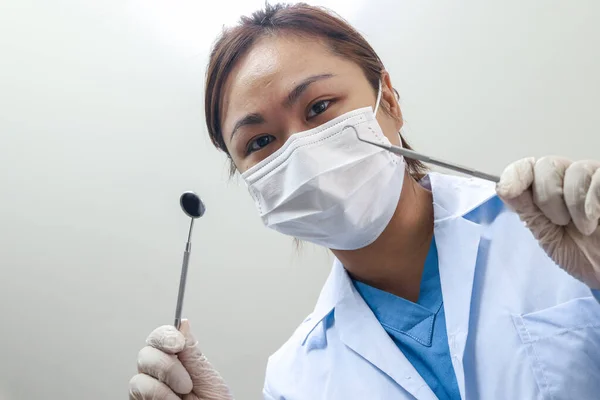 Asiatisk Tandlæge Patientens Mund Kigger Tænder - Stock-foto