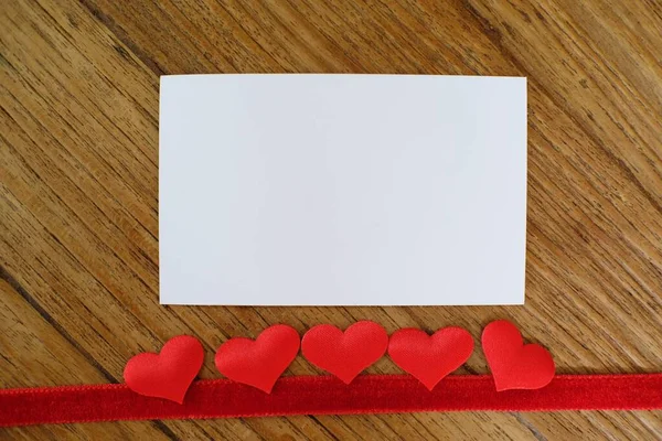Prázdná Karta Dřevěném Pozadí Stolu Valentýnské Pozdravy Vyznání Lásky Pro — Stock fotografie