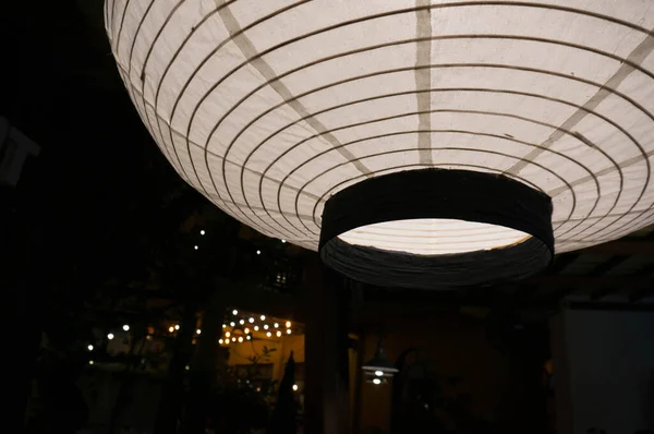 Lanterna Papel Oriental Flutua Fundo Escuro — Fotografia de Stock