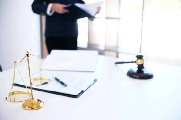 Rechtsanwältin Legal Counsel Präsentiert Dem Mandanten Einen Unterschriebenen Vertrag Mit — Stockfoto