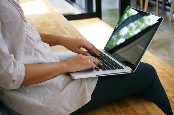 Mujer Casual Negocios Trabaja Línea Portátil Que Mano Teclado Casa — Foto de Stock