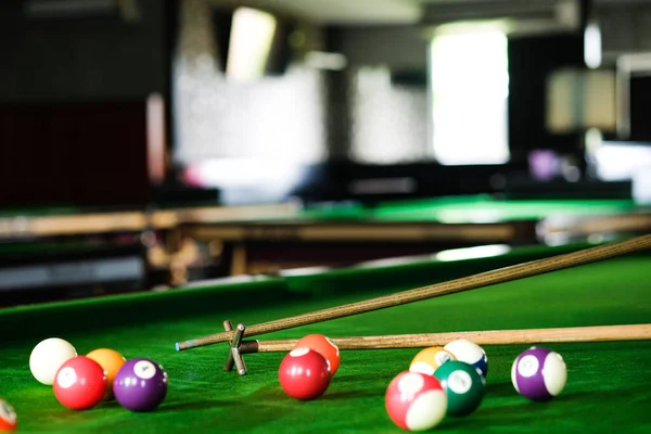 Mão Homem Braço Cue Jogando Jogo Sinuca Preparando Para Atirar — Fotografia de Stock