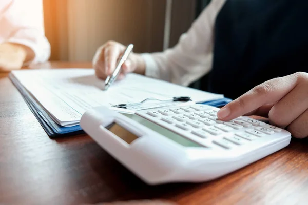 Zakenman Analyseren Investeringen Grafieken Druk Rekenmachine Knoppen Documenten Boekhoudkundig Concept — Stockfoto