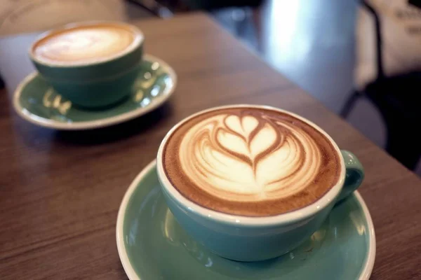 Tahta Masada Bir Fincan Sıcak Latte Sanat Kahvesi — Stok fotoğraf