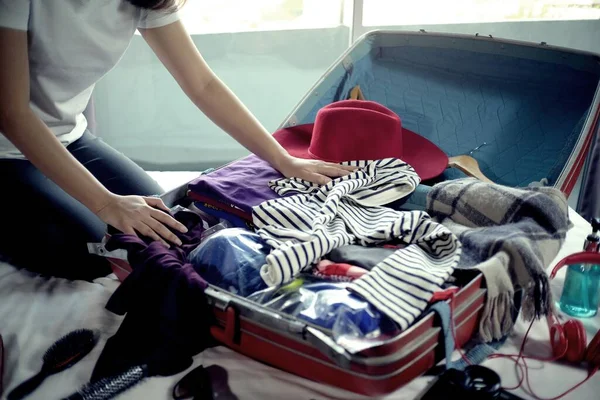 Wanita Mengepak Koper Tempat Tidur Untuk Perjalanan Baru — Stok Foto