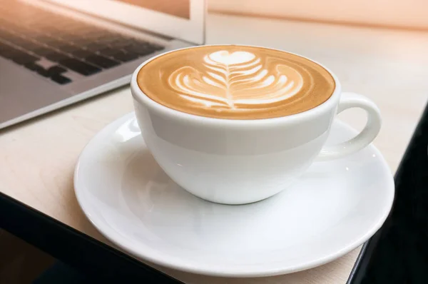 Xícara Arte Latte Quente Com Café Canela Mesa Madeira — Fotografia de Stock