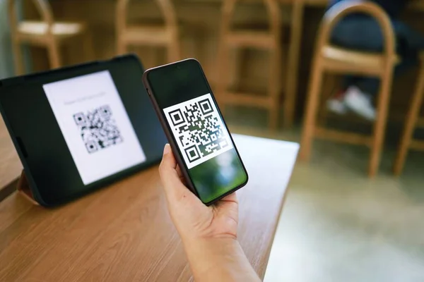 QR kodu ödemesi. Cüzdan. QR kodunu tarayan kadın çevrimiçi alışveriş nakitsiz teknoloji konsepti