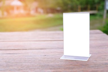 Bar restoranının kafesinde ahşap masada duran menü çerçevesi. Metin pazarlama promosyonu için boşluk