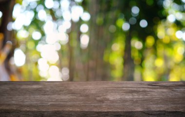 Restoranın soyut bulanık arka planının önündeki boş, siyah ahşap masa. Ürünlerinizi görüntülemek ya da montajlamak için kullanılabilir. 