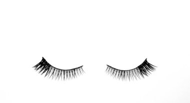 Siyah takma kirpikler beyaz arkaplanda aksesuarlar oluşturur 