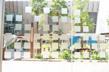 Güzel doğa ile bulanık yeşil ağaç arka planı. kopyalama alanı ile