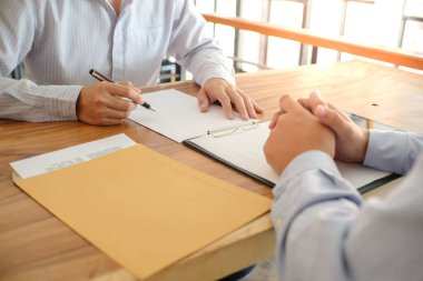 Hukuk danışmanı müvekkiline tokmak ve hukuk hukuku ile imzalanmış bir sözleşme sunar. Adalet ve avukat kavramı