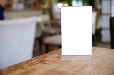 Bar restoranının kafesinde ahşap masada duran menü çerçevesi. Metin pazarlama promosyonu için boşluk