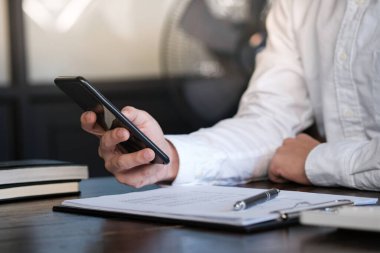 İş adamı elini tutar, akıllı telefonu tutar. teknoloji kavramı.