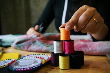 Moda tasarımcısı atölyedeki yeni koleksiyonun taslağı olarak çalışıyor. Yaratıcı Tasarım Konsepti