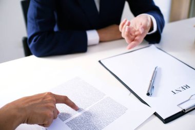Satış müdürü, araba ve ev sigortası için ipotek kredisi teklifini göz önünde bulundurarak, tavsiye başvuru formu belgesi veriyor