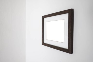 Model yapmak için duvara beyaz çerçeve boşalt
