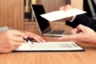 İşadamı istifa mektubunu patrona ve Holding Stuff 'a gönderiyor. Depresyon ya da ofiste karton kutu taşıyor.