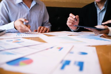 İş Adamları Buluşması Tasarım Fikirleri Uzman Yatırımcısı yeni bir başlangıç projesi üzerinde çalışıyor. Kavram. iş planlama ofisinde.