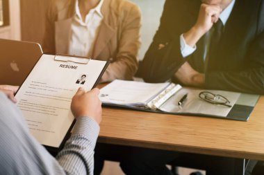 İş ve insan kaynakları konseptinde iş görüşmesi sırasında özgeçmiş okuyan müfettiş.