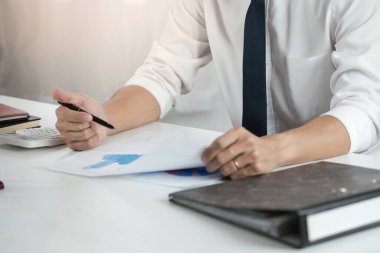 İş Adamları Buluşması Tasarım Fikirleri Uzman Yatırımcısı yeni bir başlangıç projesi üzerinde çalışıyor. Kavram. iş planlama ofisinde.