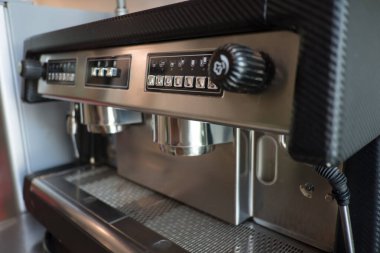 Kahve makinesi seçici odak noktasında.