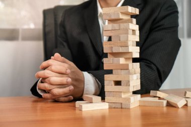 Kumarda risk ve strateji planlamak, tahta bloklar koymak. Büyüme süreci için iş kavramı.