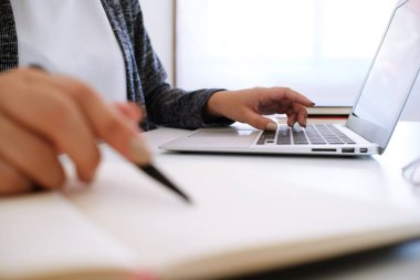 İş Adamları Buluşması Tasarım Fikirleri Uzman Yatırımcısı yeni bir başlangıç projesi üzerinde çalışıyor. Kavram. iş planlama ofisinde.