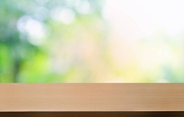 Restoranın soyut bulanık arka planının önündeki boş, siyah ahşap masa. Ürünlerinizi görüntülemek ya da montajlamak için kullanılabilir. 