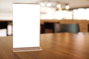 Bar restoranının kafesindeki ahşap masada duran menü çerçevesini taklit et. Metin için boşluk