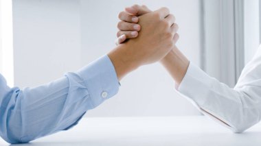 İş adamları tokalaşıyor. İş ortaklığı toplantısı başarılı konsept