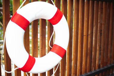 Lifebuoy Dekoratif Hayat Koruyucu Can Kayışı, Tahta duvarda Kurtarma Halkası