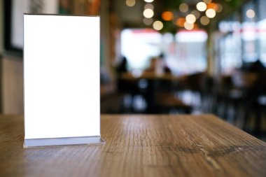 Bar restoranının kafesindeki ahşap masada duran menü çerçevesini taklit et. Metin için boşluk.