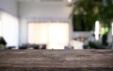 Restoranın soyut bulanık arka planının önündeki boş, siyah ahşap masa. Ürünlerinizi görüntülemek ya da montajlamak için kullanılabilir.