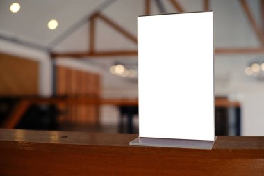 Bar restoranının kafesindeki ahşap masada duran menü çerçevesini taklit et. Metin için boşluk