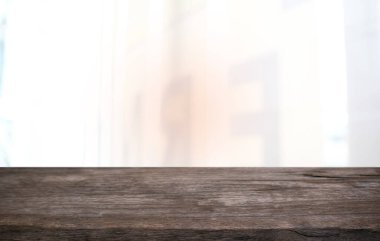 Boş ahşap masa üstü ve gece pazarı arka planı bulanıklığı / seçici odak. Montaj ürünü görüntüleme için