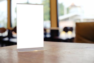 Bar restoranının kafesindeki ahşap masada duran menü çerçevesini taklit et. Metin için boşluk.