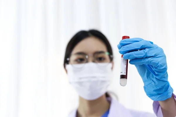 Videnskabsmand Holder Coronavirus Covid Inficeret Blodprøve Rør Dna Testning Blodet - Stock-foto