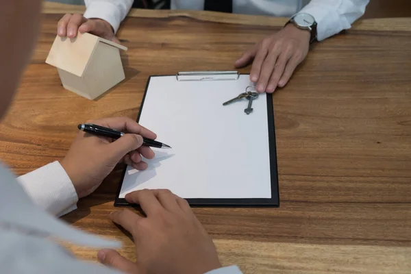 Homem Negócios Que Assina Contrato Fazendo Acordo Com Agente Imobiliário — Fotografia de Stock