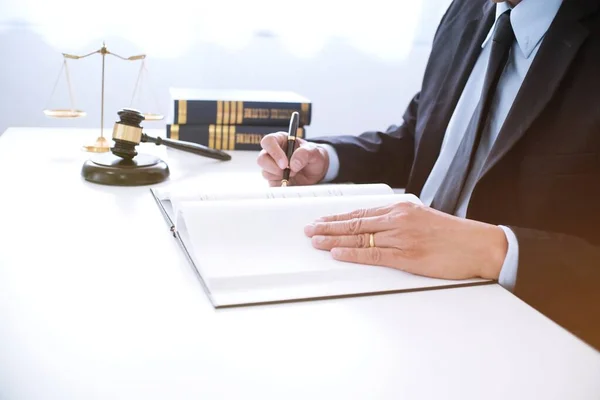 弁護士は 弁護士との契約書をクライアントに提示します 正義と弁護士の概念 — ストック写真