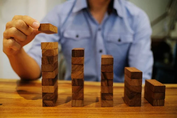 Planung Von Risiko Und Strategie Geschäftsmann Glücksspiel Platzierung Hölzerner Block — Stockfoto