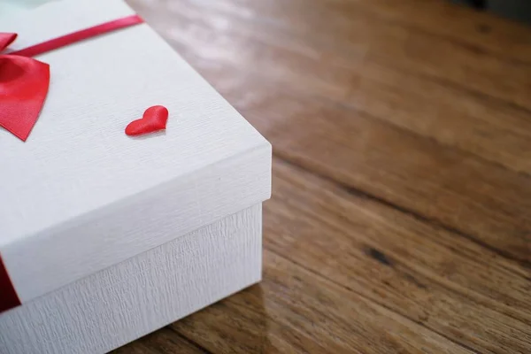 Valentijn Cadeau Geschenkdoos Rood Lint Voor Romantisch Koppel — Stockfoto