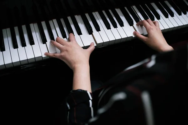 Hermosa Chica Asiática Aprender Tocar Piano —  Fotos de Stock