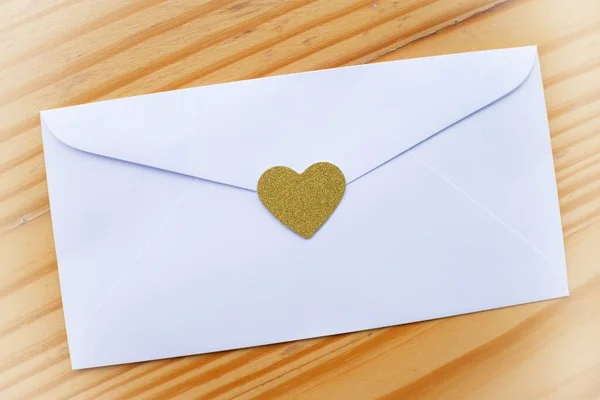 Valentýn Milostný Dopis Obálka Srdcem Dřevěném Pozadí Kopírovat Prostor — Stock fotografie