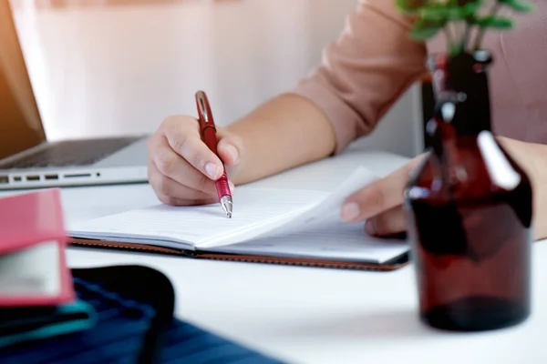 Mujer Joven Estudiando Mientras Está Sentada Mesa Con Computadora Portátil —  Fotos de Stock