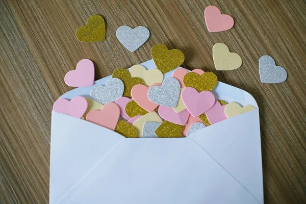 Valentijnsdag Liefdesbrief Geopende Envelop Veel Voelde Harten Lege Kopieerruimte — Stockfoto