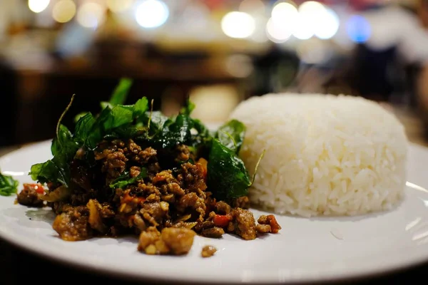 Míchat Smažené Kuře Bazalka Rýží Thajské Pouliční Jídlo — Stock fotografie